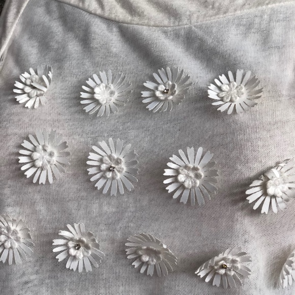 Ann Taylor White Daisy Appliqué Shell - Picture 5 of 5